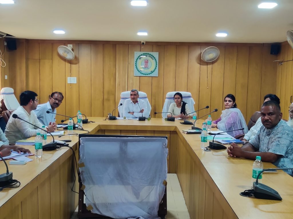 कलेक्टर श्री शर्मा ने ली श्रम, उद्योग एवं औद्योगिक स्वास्थ्य एवं सुरक्षा विभाग की एक महत्वपूर्ण बैठक