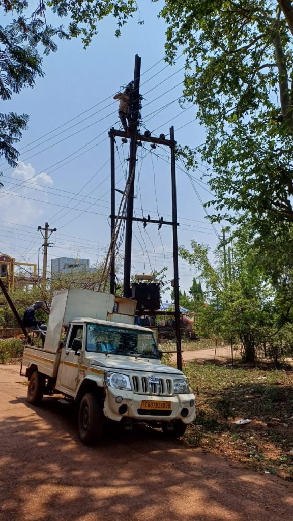 बेमेतरा में आंधी-तूफान बाधित विद्युत आपूर्ति को कड़ी मेहनत से किया दुरुस्त