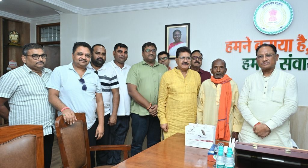 अनेक यात्राएं, साथ गुजारे दिन, राजदूत की सवारी और 90 के दशक के पुराने किस्से-कहानियों पर जमकर हुई बात