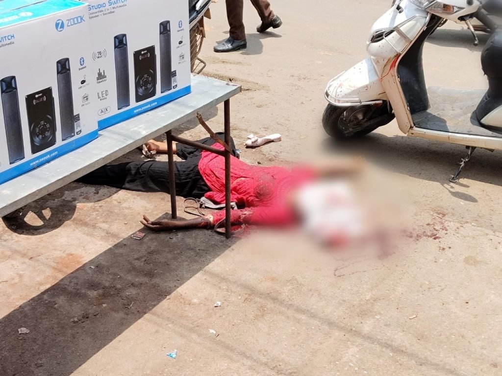 बैंक के सामने युवती की निर्मम हत्या के मामले में पुलिस ने नाकेबंदी कर चंद घंटों में हत्यारे को किया गिरफ्तार