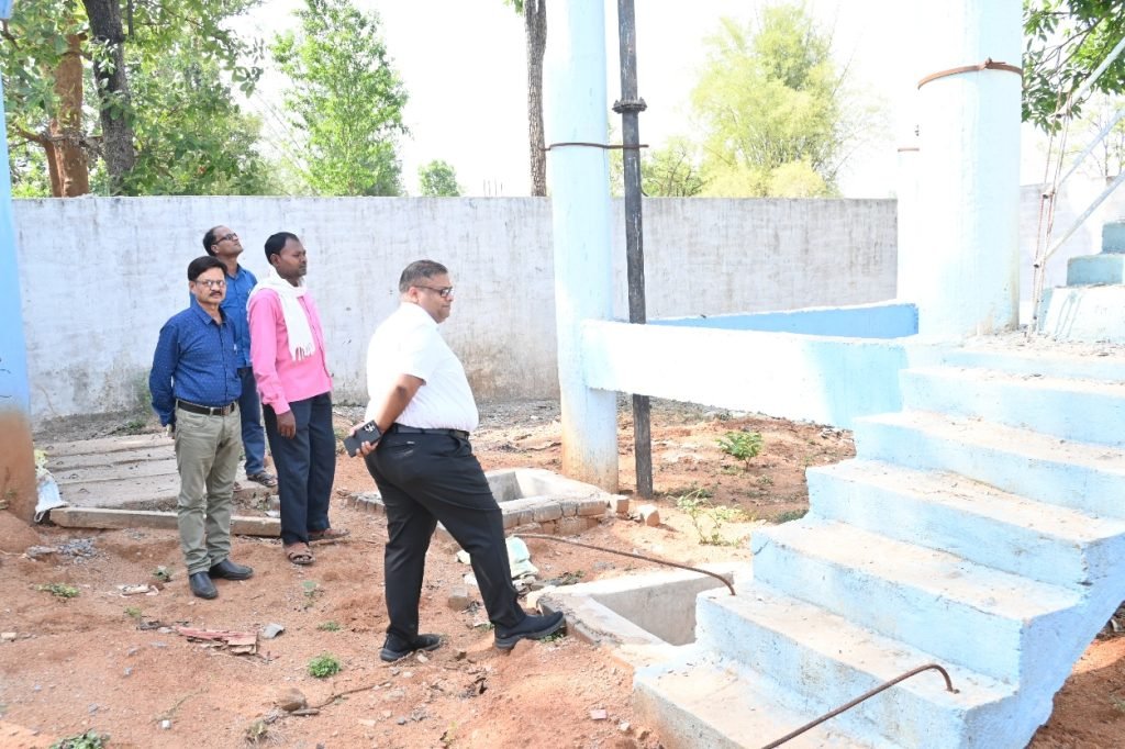 कलेक्टर दीपक अग्रवाल ने छुरा विकासखंड के विभिन्न गांवों के निर्माण कार्यों का किया निरीक्षण