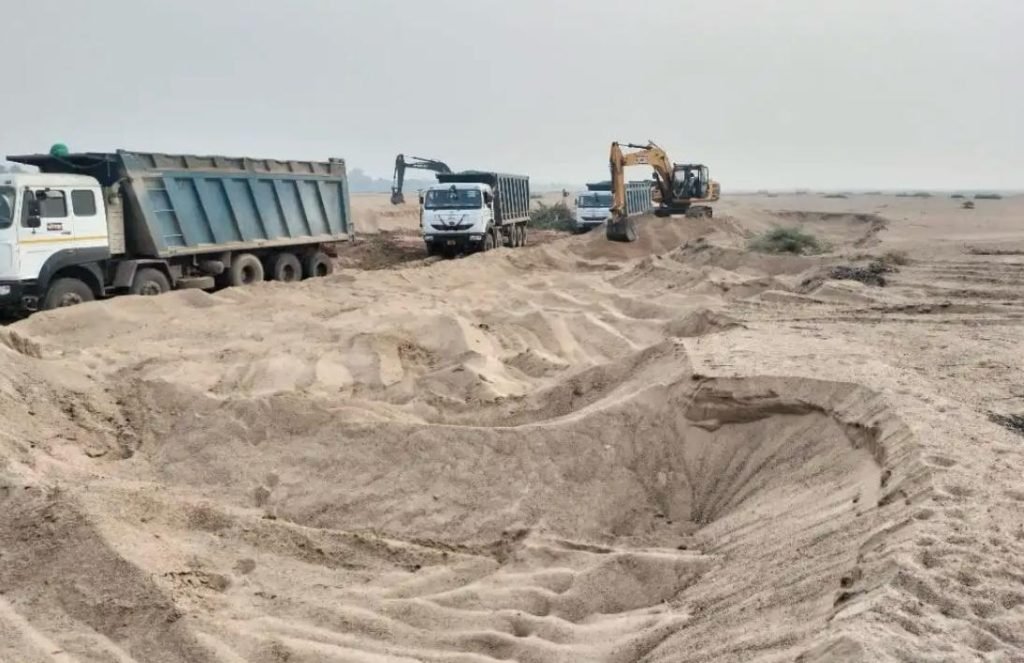 15 जून के बाद रेत खनन बंद किए जाने के सख्त प्रतिबंध के बाद भी भंडारण की आड़ में हो रहा मनमाना उत्खनन, परिवहन एवं भंडारण, ग्रामीणों ने की कार्यवाही की मांग सेटिंग के चलते अधिकारी बने हुए लापरवाह