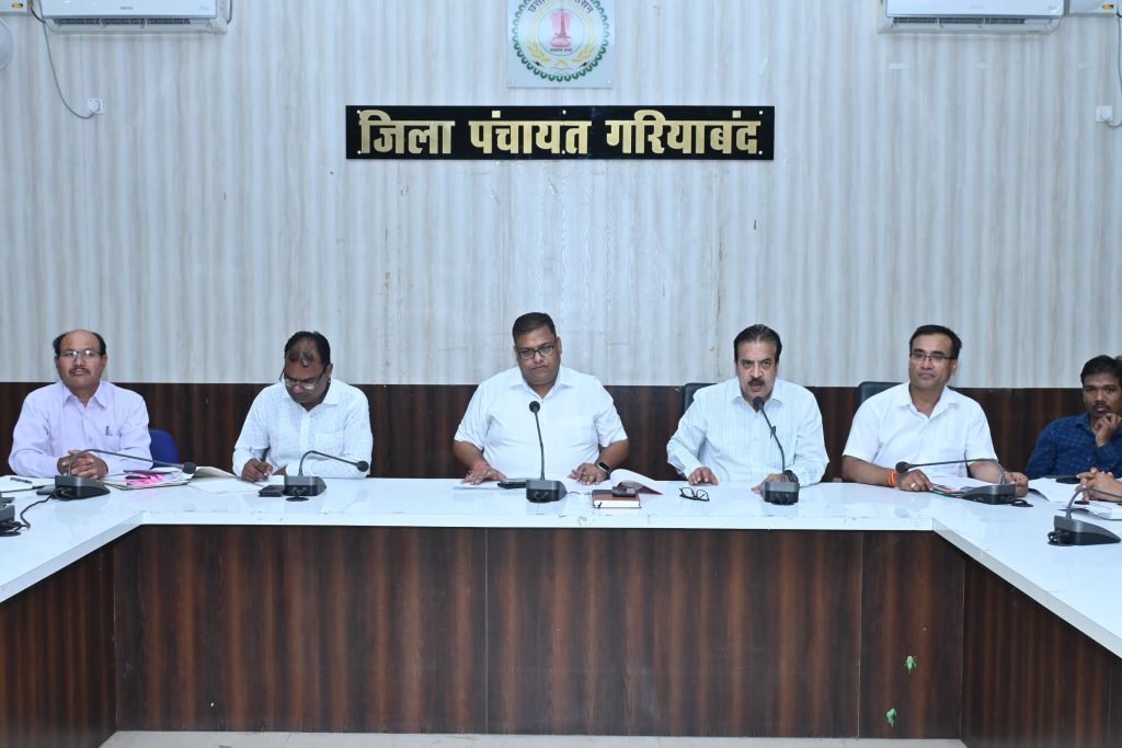 कलेक्टर ने प्लास्टिक इंजीनियरिंग कोर्स के बारे में जानकारी दी