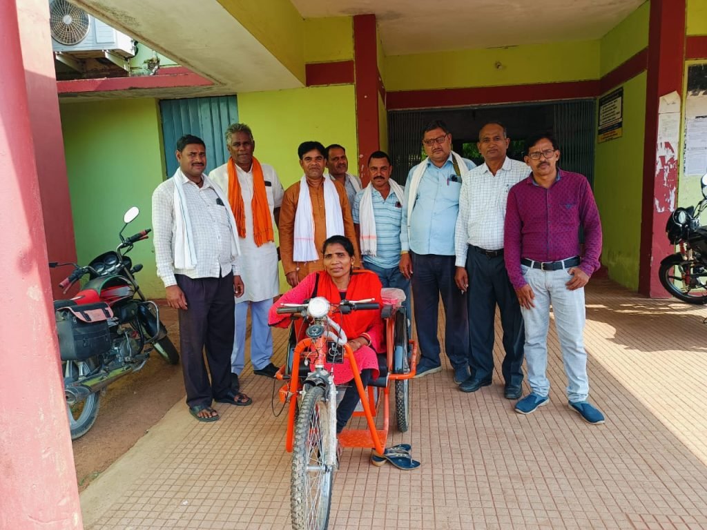 विधायक की अनुशंसा से मिली बैटरी चलित ट्रायसिकल