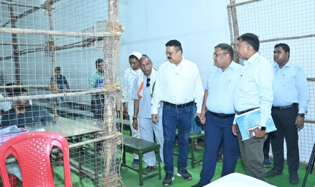 प्रेक्षक दिलीप तिर्की एवं कलेक्टर दीपक अग्रवाल ने मतगणना किया कक्ष का किया निरीक्षण