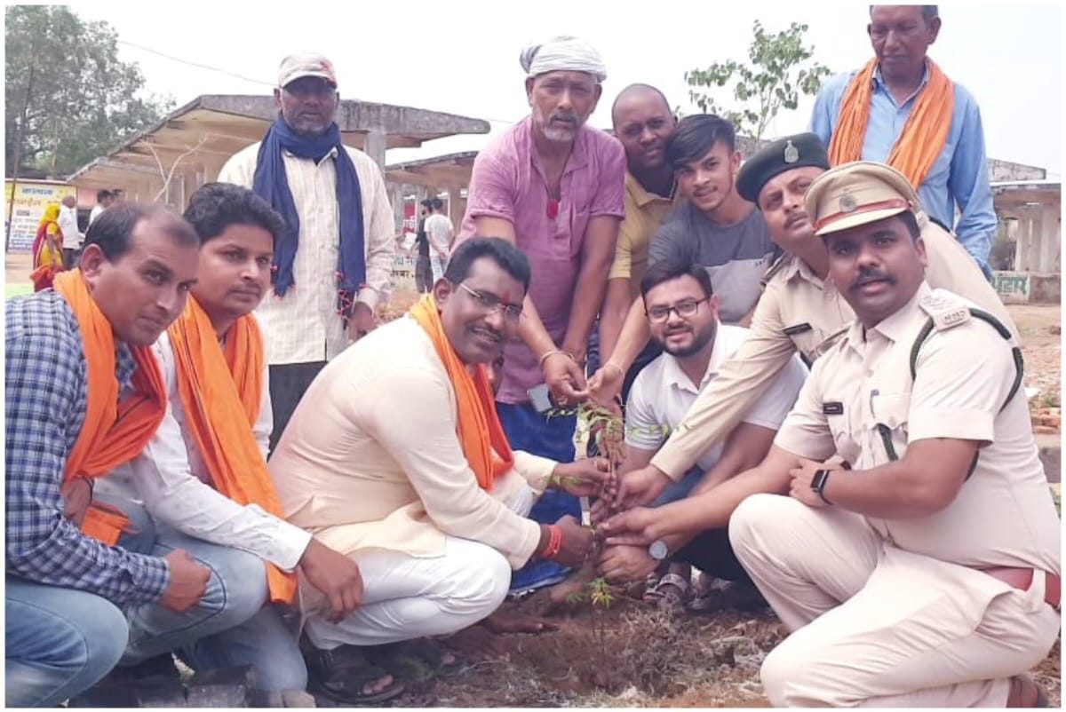 विधायक रोहित साहू पर्यावरण दिवस के अवसर पर अचानक फिंगेश्वर पहुंचकर प्रकृति मित्र गु्रप के विश्व पर्यावरण दिवस पर आयोजित वृक्षारोपण कार्यक्रम में पहुंचे