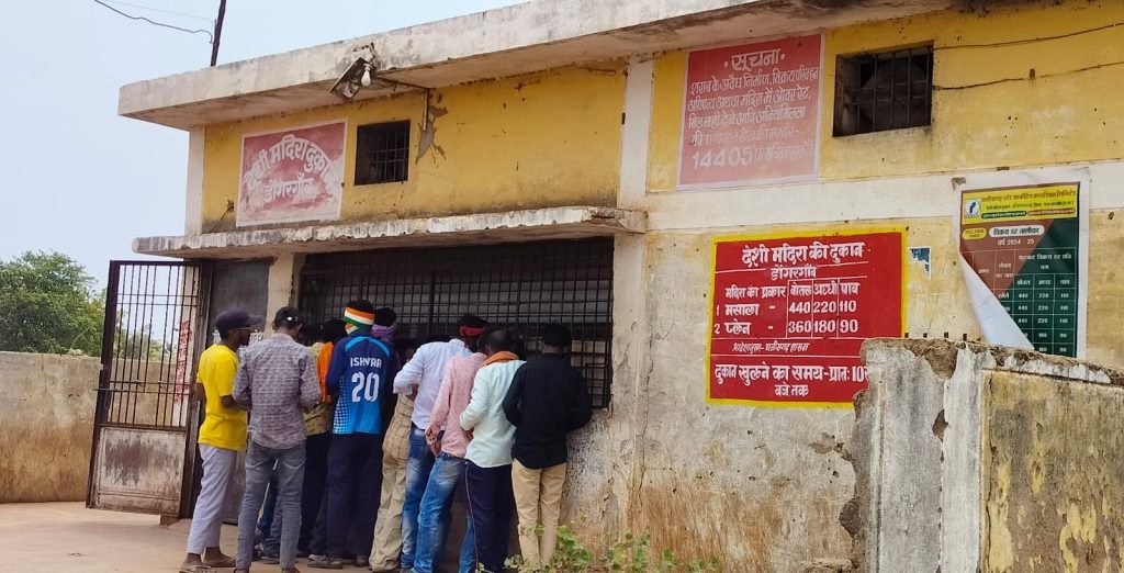 डोंगरगांव शराब दुकान में नहीं रुक रही मारपीट की घटना, पहले मैनेजर और अब गार्ड की पिटाई