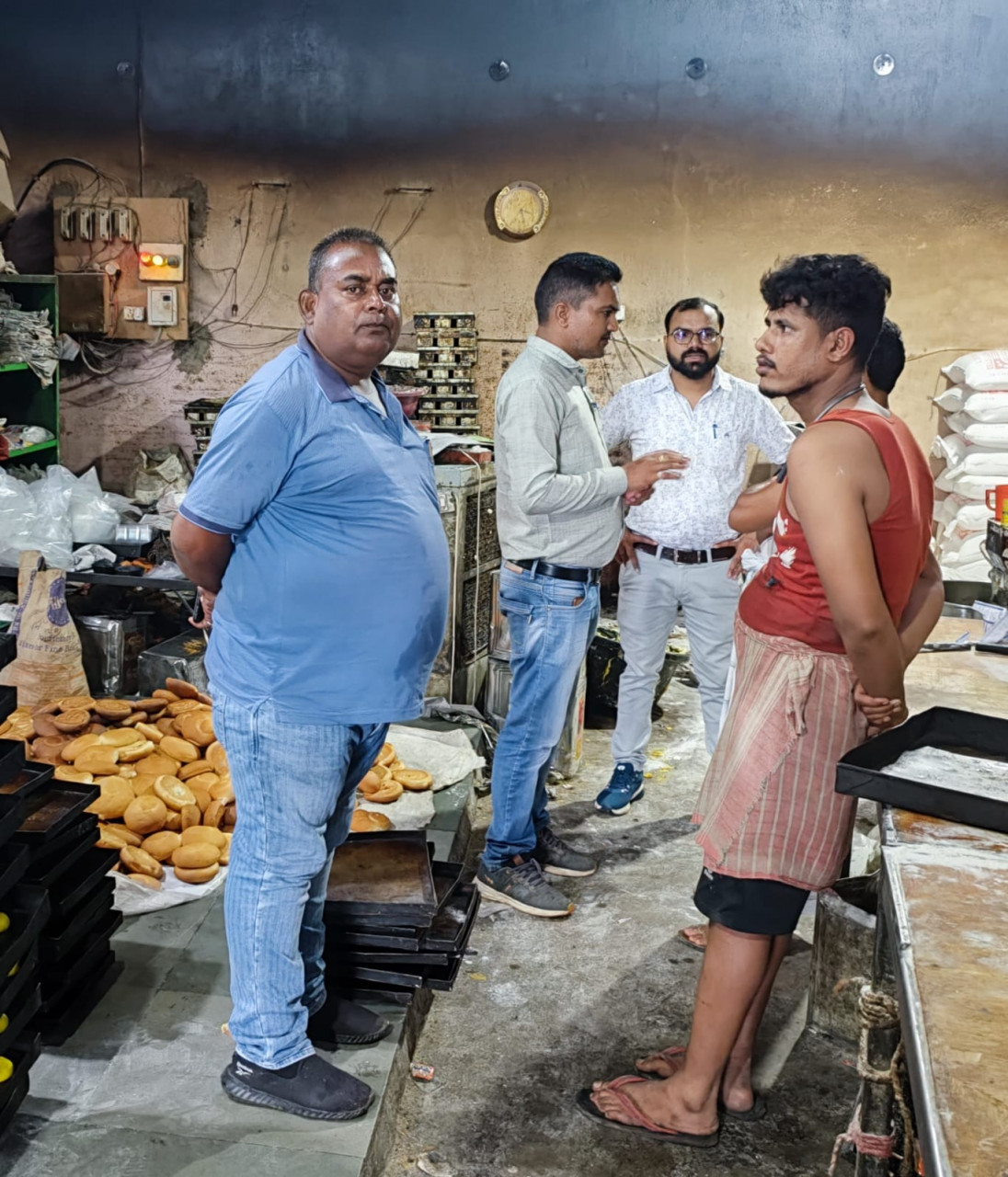 अम्बिकापुर : खाद्य एवं औषधि प्रशासन और नगर निगम की संयुक्त टीम की कार्यवाही, न्यू इंडियन बेकरी एवं मुमताज बेकरी की औचक जांच, मौके पर मिले गुणवत्ताहीन खराब ब्रेड और टोस्ट को किया गया नष्ट