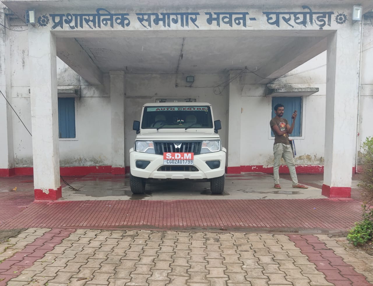विकासखंड मुख्यालय में दो-दो एसडीएम लिखी हुई चार पहिया वाहन सुभोषित देख सब हो रहे अचंभित….