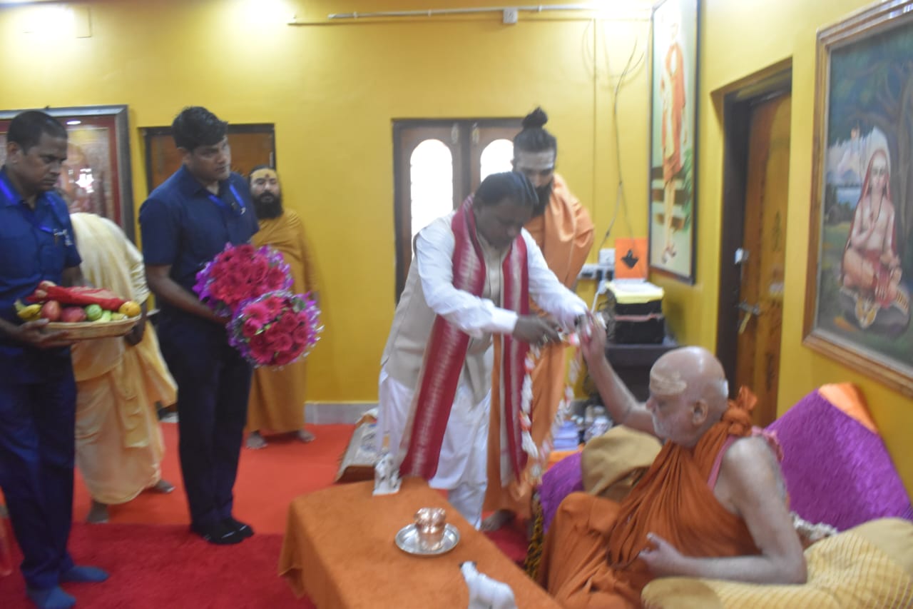शंकराचार्यजी ने पूजन कर किया पुरी रथयात्रा का शुभारंभ