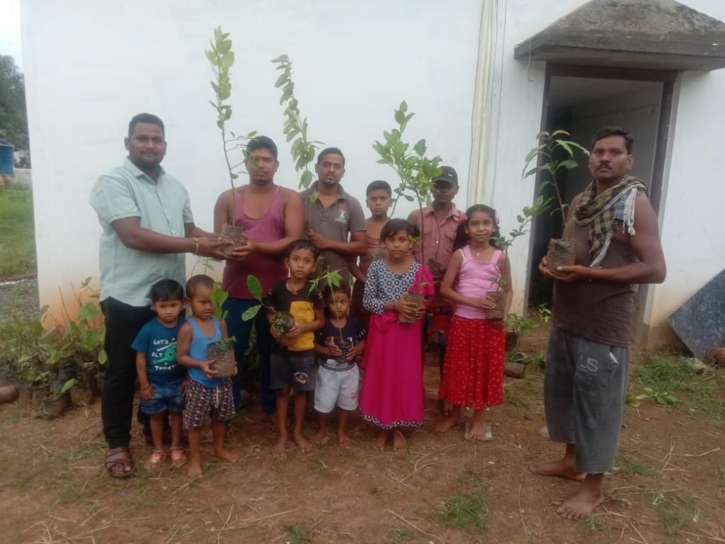 जन्मदिन क़े अवसर पर रितेश पटेल ने पौधारोपण कर पौधा वितरण कर मनाया जन्मदिन, लोगों से पौधारोपण का किया अपील