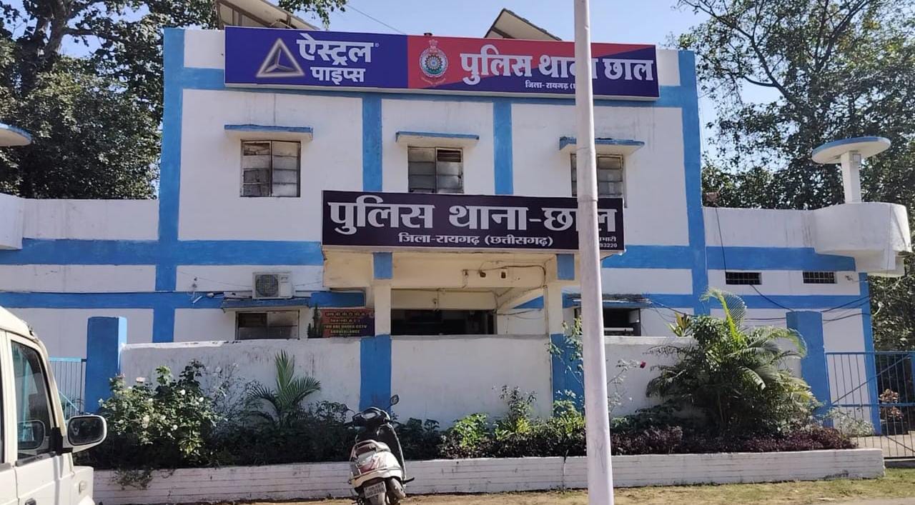 स्थानांतरण के बाद भी थाना से मोह नहीं छूट रहा है।