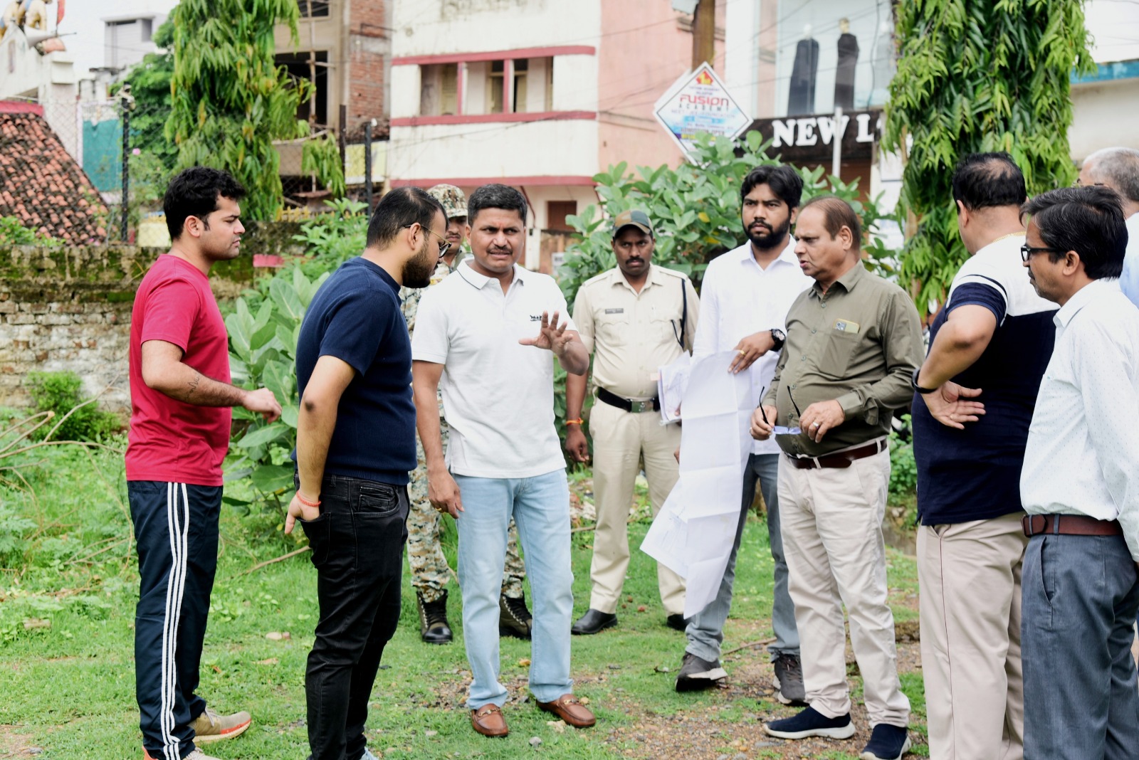 कलेक्टर ने शहर में जन सुविधाओं के विकास के लिए प्रस्तावित स्थलों का दौरा किया