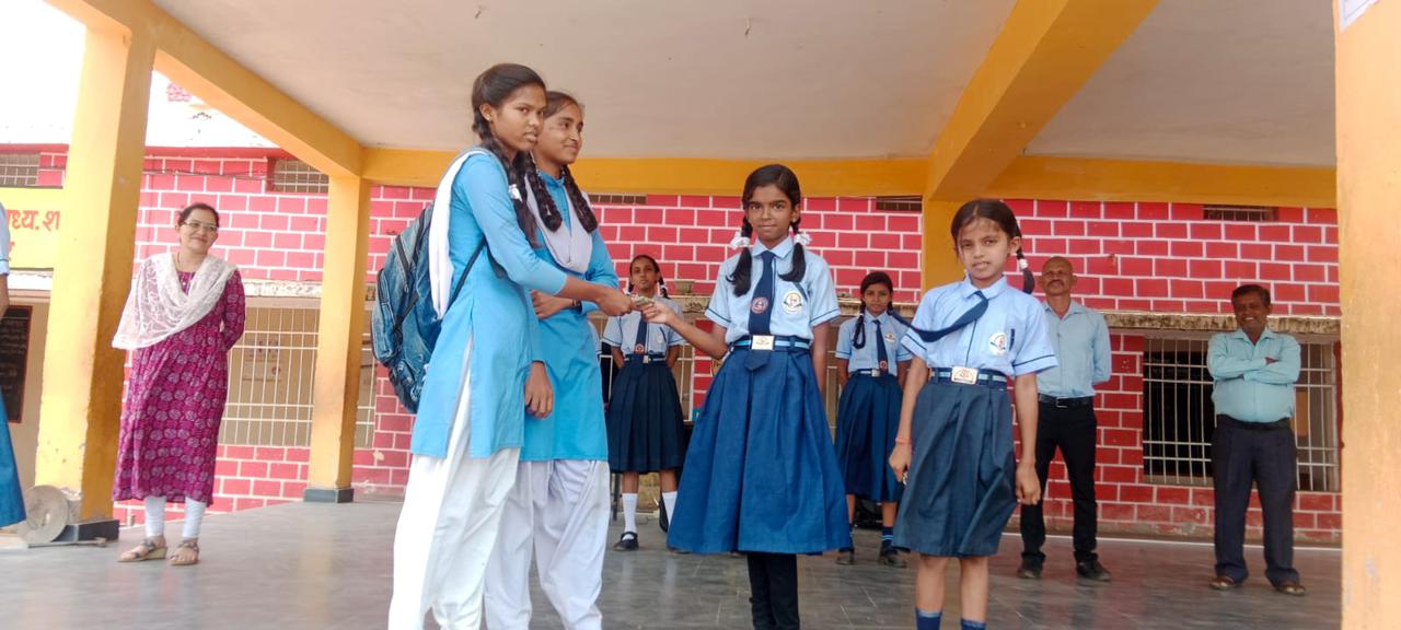 ईमानदारी की मिसाल पेश की छात्राओं ने, पाया हुआ पायल व पैसा वापस लौटाया