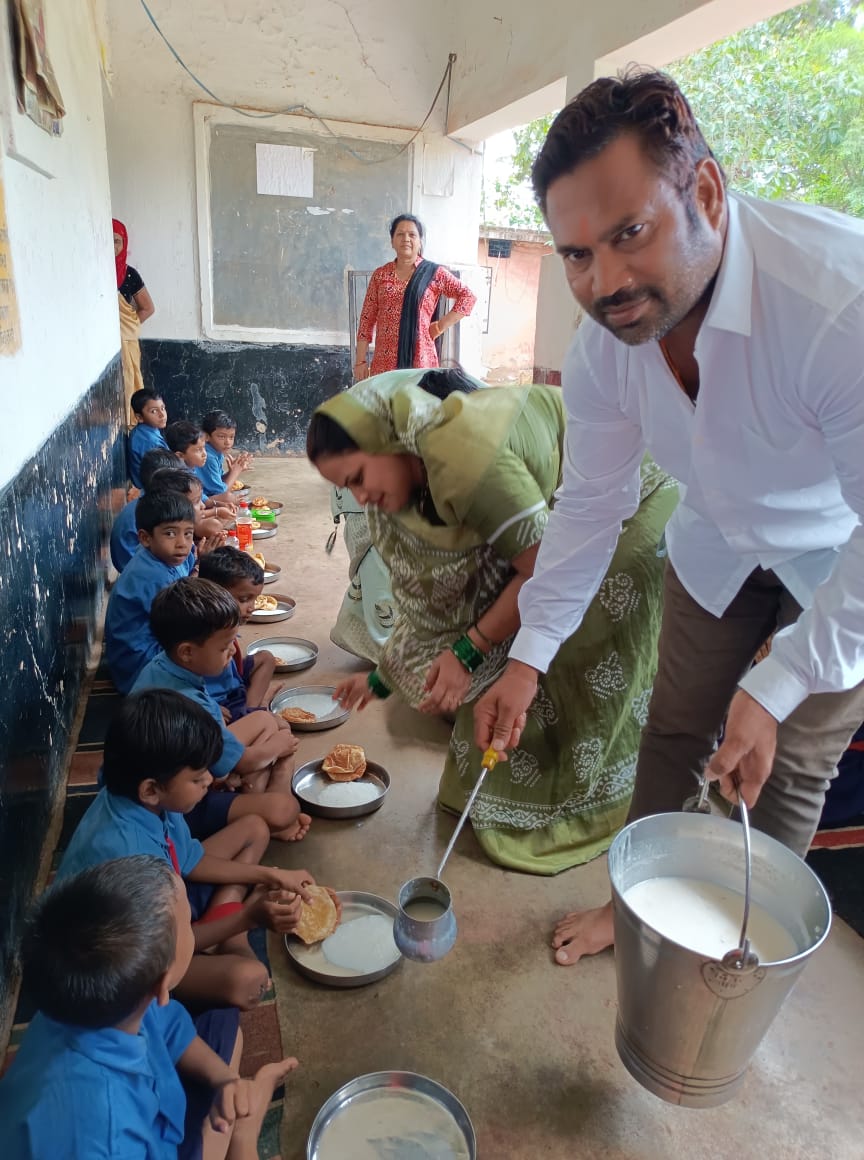जनपद सभापति द्वारा कराया गया न्योता भोज का आयोजन