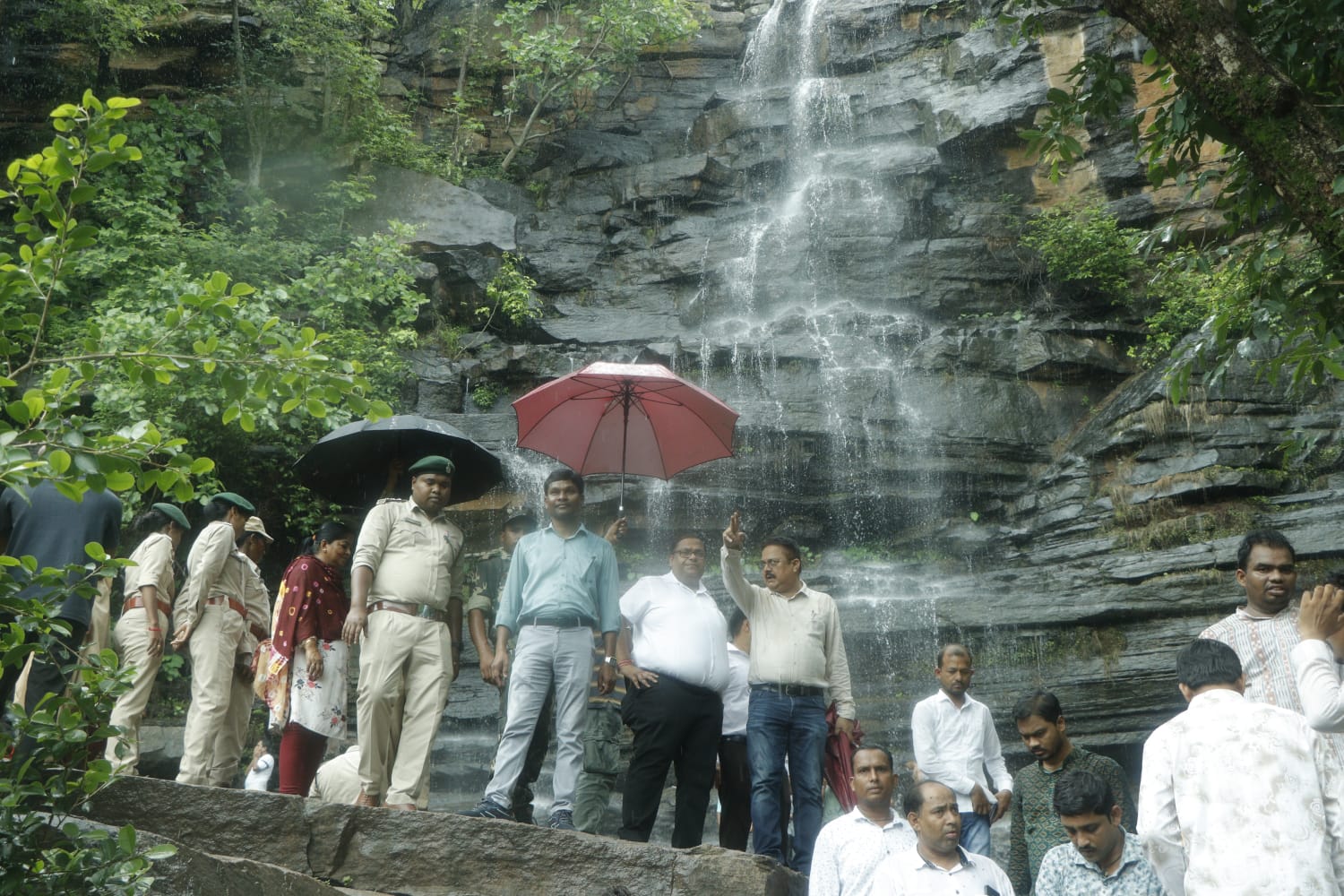 रिमझिम बारिश में कलेक्टर – एसपी ने चिंगरापगार जलप्रपात स्थल का किया औचक निरीक्षण