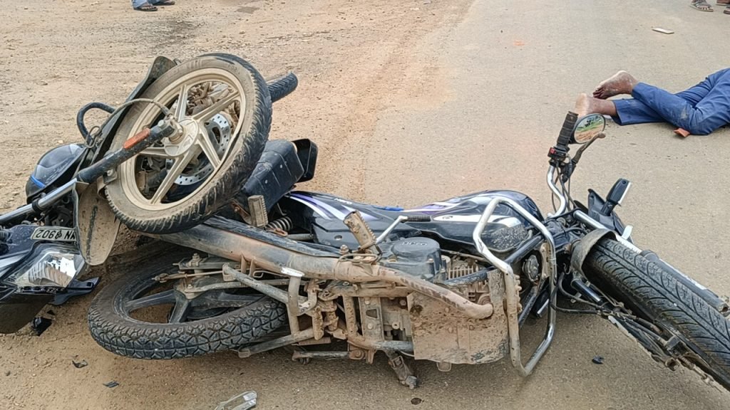 दो बाइक मे जबरदस्त भिड़ंत , पंचायत सचिव कि मौके पर मौत, दूसरे कि हालत गंभीर , 112 को दी सुचना