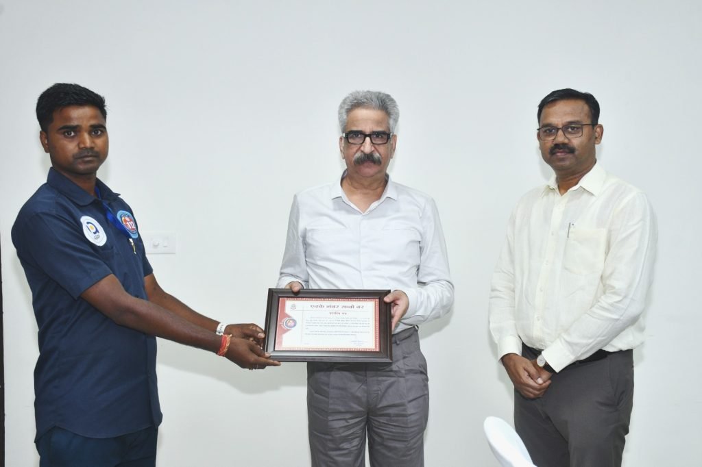 डीजीपी ने पुलिस मुख्यालय में,डायल 112 के कर्मचारियों को किया सम्मानित