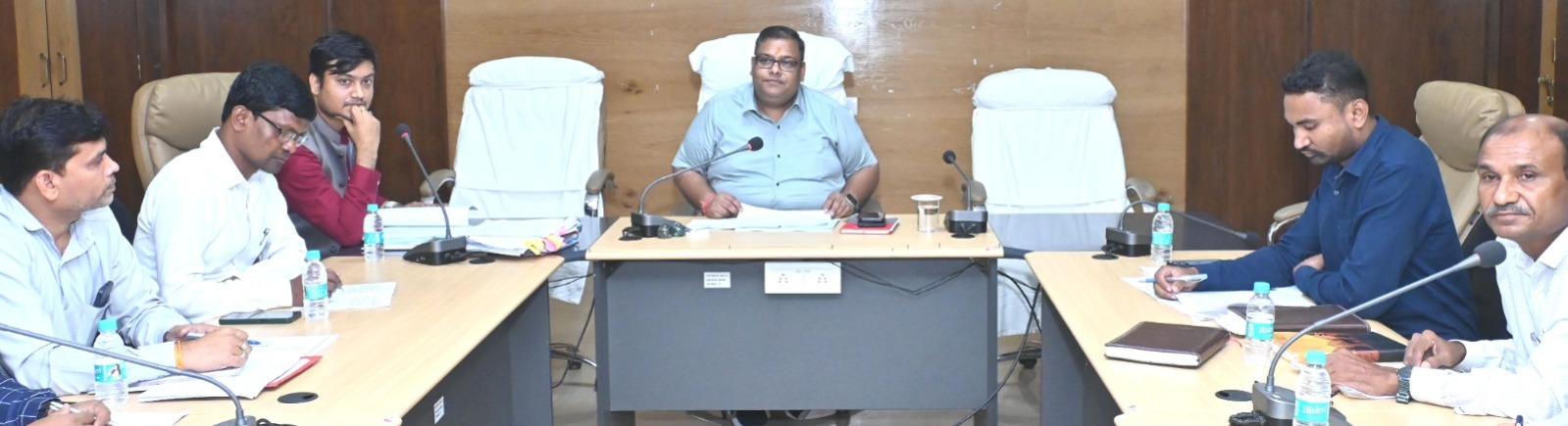 जल जीवन मिशन के कार्यों को गुणवत्तापूर्ण तरीके से तेजी से करें पूर्ण – कलेक्टर श्री अग्रवाल