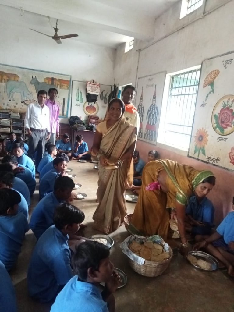 शासकीय प्राथमिक एवं शासकीय पूर्व माध्यमिक शाला पतोरा में न्योता भोज का आयोजन बडी संख्या में जनसमुदायों की रही उपस्थिति