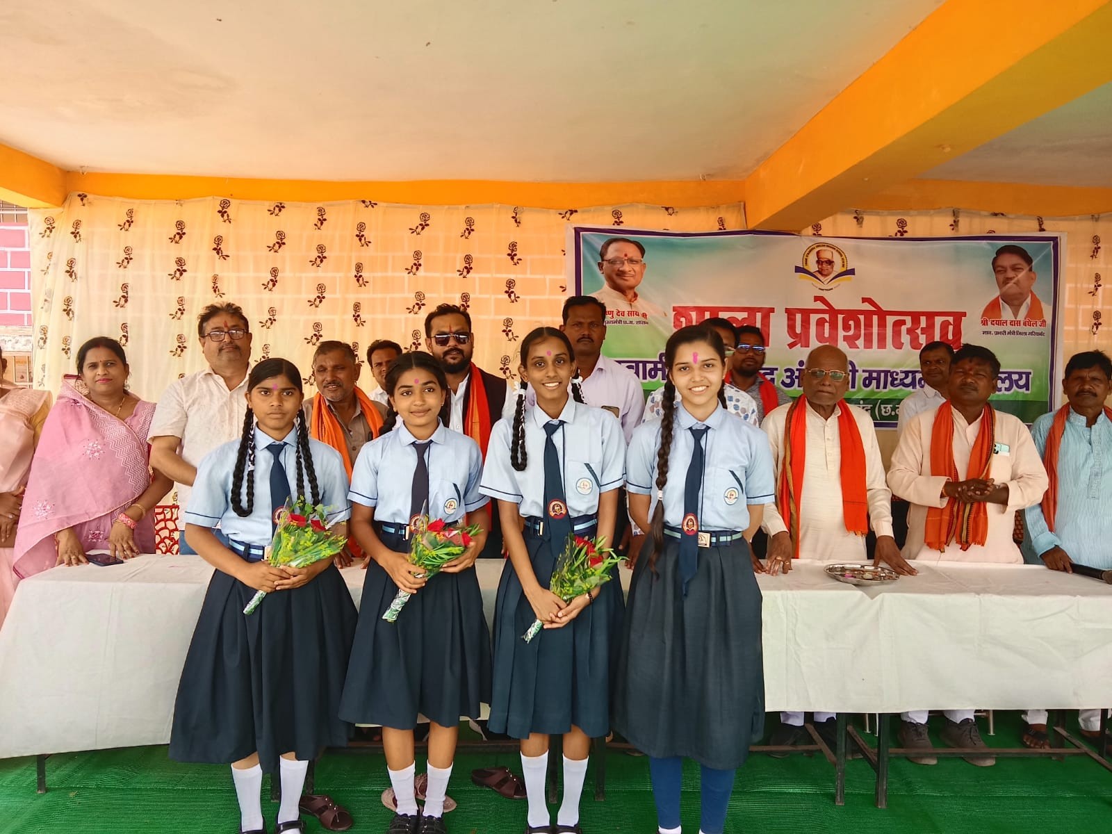 स्वामी आत्मानंद विद्यालय फिंगेश्वर में नवप्रवेशियों का मुंह मीठा कराकर शाला प्रवेश उत्सव कार्यक्रम मनाया गया