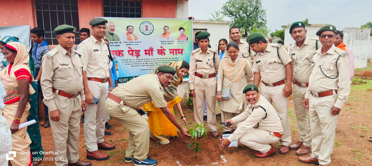 एक पेड़ माँ के नाम पर हुआ करमरी में वन महोत्सव