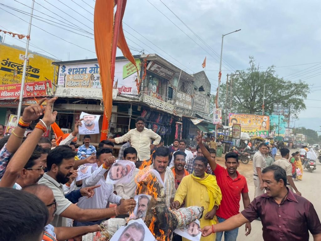 हिंदू समाज पर विवादित बयान को लेकर आक्रोशित विहिप ने फूंका राहुल गांधी का पुतला