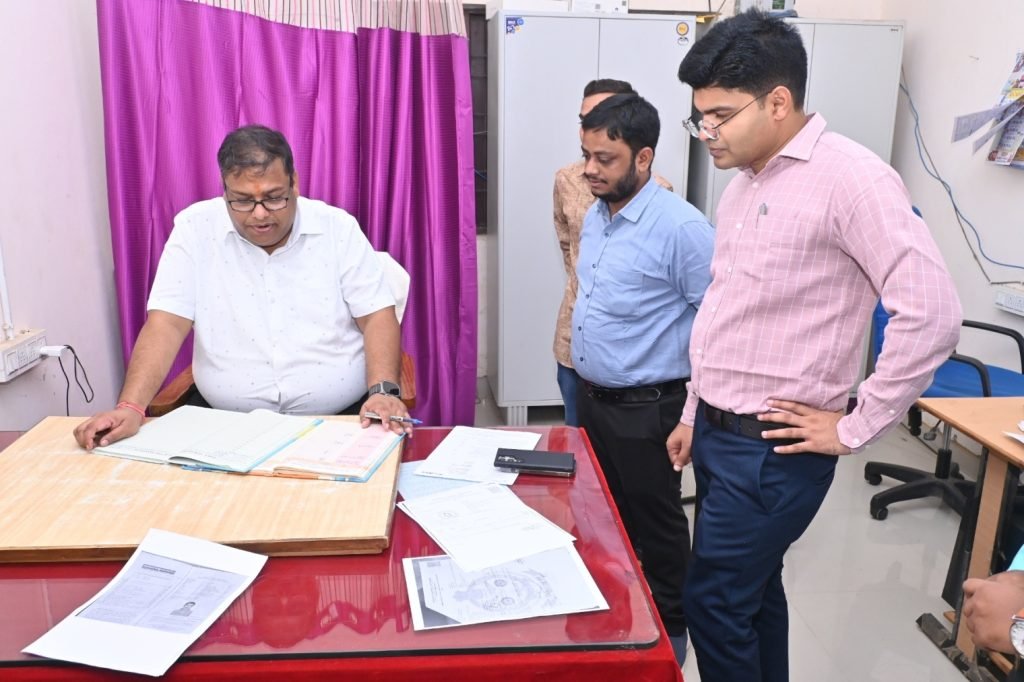 कलेक्टर ने जिला परिवहन कार्यालय का किया औचक निरीक्षण