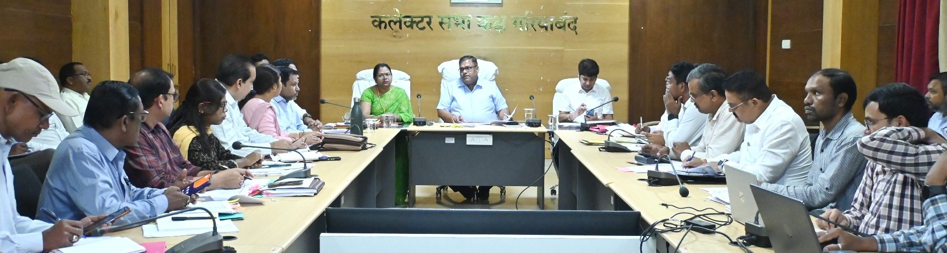 सड़क पर आवारा मवेशियों के रोकथाम के लिए चलाएं अभियान – कलेक्टर श्री अग्रवाल