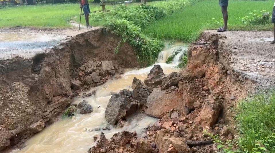 मूसलाधार बारिश से नदी नाले ऊफान पर, पानी के तेज बहाव में बही सड़क, कई गांव से संपर्क टूटा