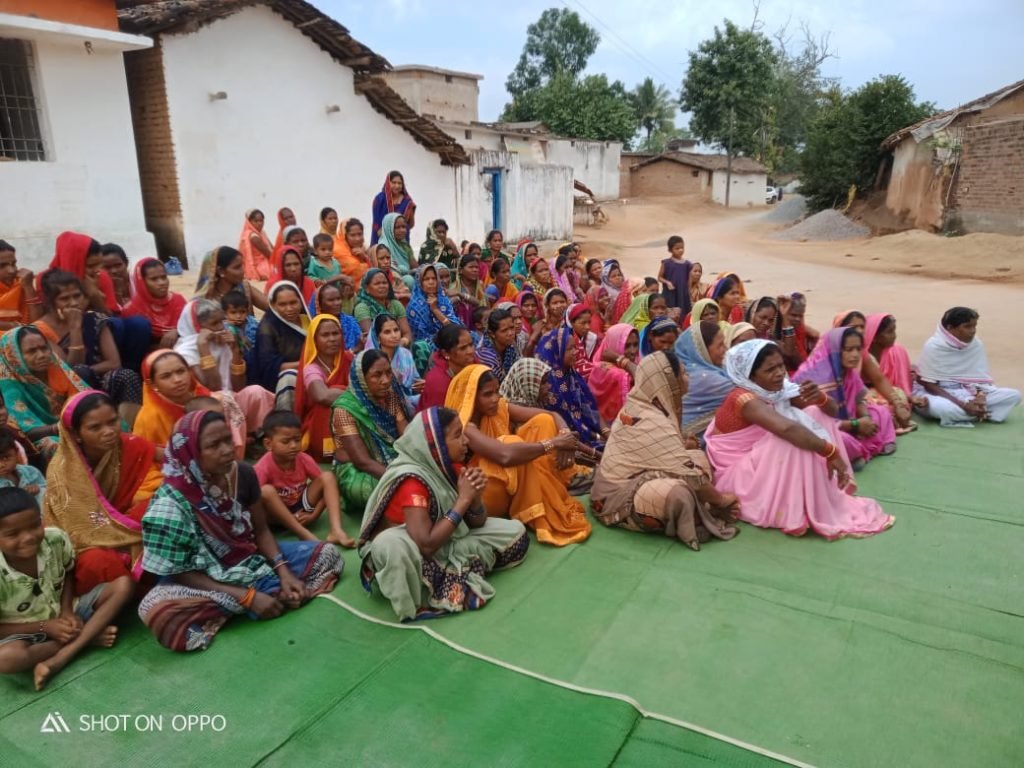 ग्राम रसेला में दारू बनाकर बेचना और दारू पीकर घुमना सशक्त मना
