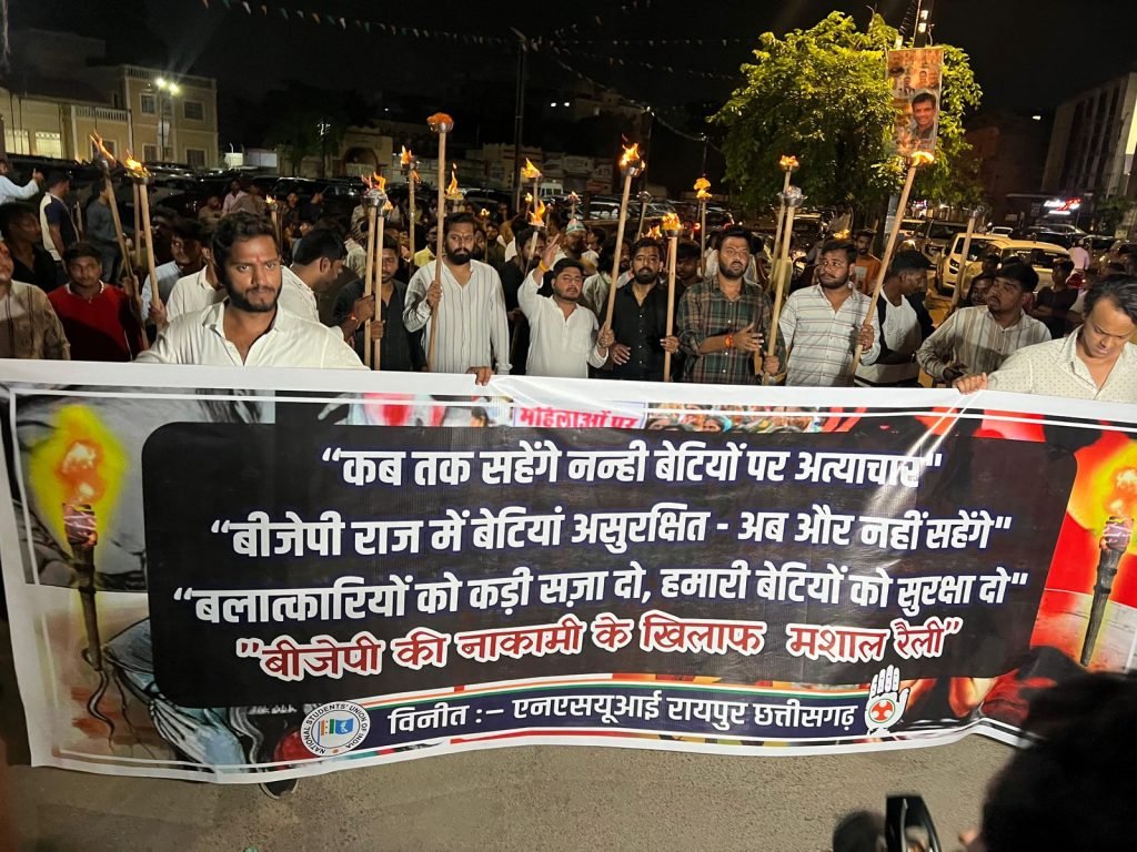 लगातार हो रही रेप की घटना और बढ़ते अपराधों के विरोध में NSUI ने निकाली मशाल यात्रा