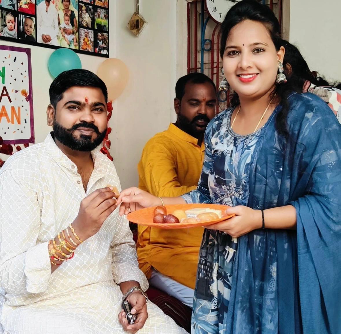 बहनो ने भाई की कलाई में रक्षासूत्र बांधकर लिया सुरक्षा का वचन