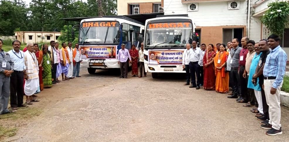 श्रद्धालु बस को हरी झंडी दिखाकर किया गया रवाना