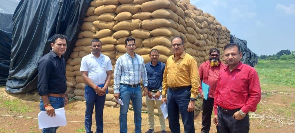 धान खरीदी की तैयारियों के संबंध में एनआईसी के अधिकारियों ने खरीदी केन्द्रों का किया निरीक्षण
