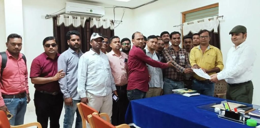 धान खरीदी केंद्रों में काम करने वाले संविदा ऑपरेटरों को नहीं मिला 8 माह से वेतन अपर कलेक्टर को सौंपा ज्ञापन