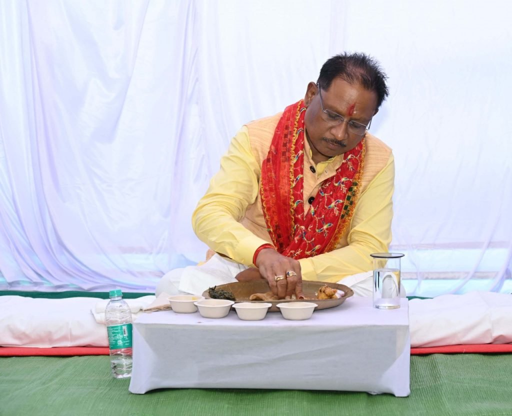 मुख्यमंत्री विष्णु देव साय ने आमचो बस्तर क्लब में मांझी-चालकी और बस्तर दशहरा पर्व के पारंपरिक सदस्यों के साथ किया दोपहर का भोजन