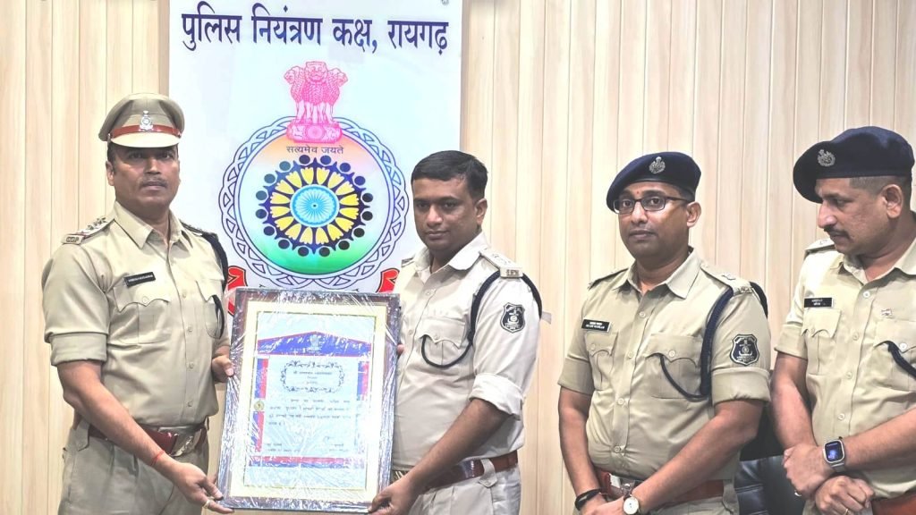 तमनार थाना प्रभारी को केंद्रीय गृह मंत्रालय से मिला “दक्षता पदक”, एसपी ने किया सम्मानित…