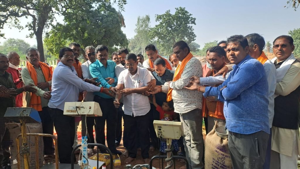 फिंगेश्वर विकासखंड में फिंगेश्वर, राजिम, कोपरा सहकारी बैंक अन्तर्गत सभी 24 धान खरीदी केन्द्रों में धान खरीदी हुई शुरू, कृषक उत्साहित, जनप्रतिनिधियों ने कृषकों का स्वागत करते हुए करवाई धान खरीदी