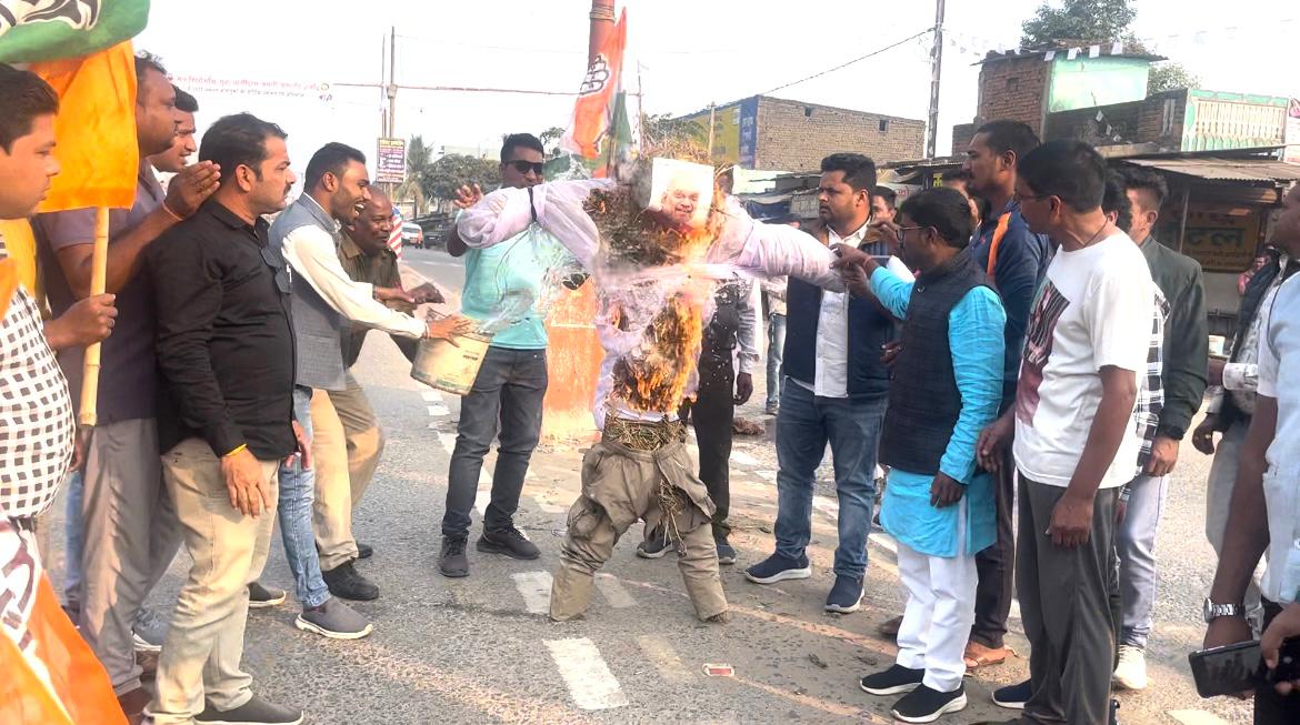 ब्लॉक कांग्रेस कमेटी हसौद के अध्यक्ष कुशल कश्यप के नेतृत्व में हुआ केंद्रीय गृहमंत्री अमित शाह पुतला दहन