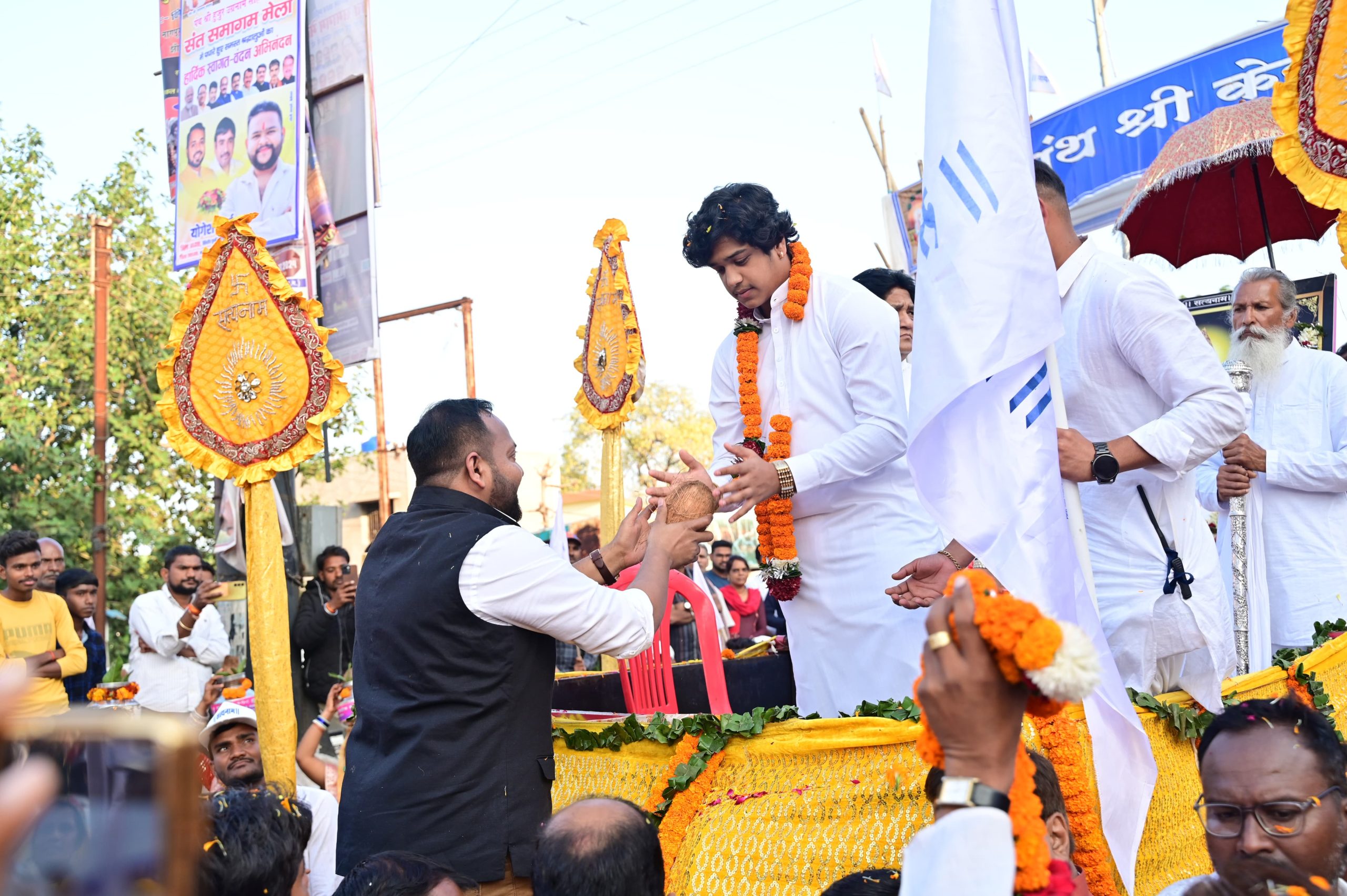 विधायक ने संत कबीर के धर्म गुरु का स्वागत दर्शन क़र लिया आशीर्वाद