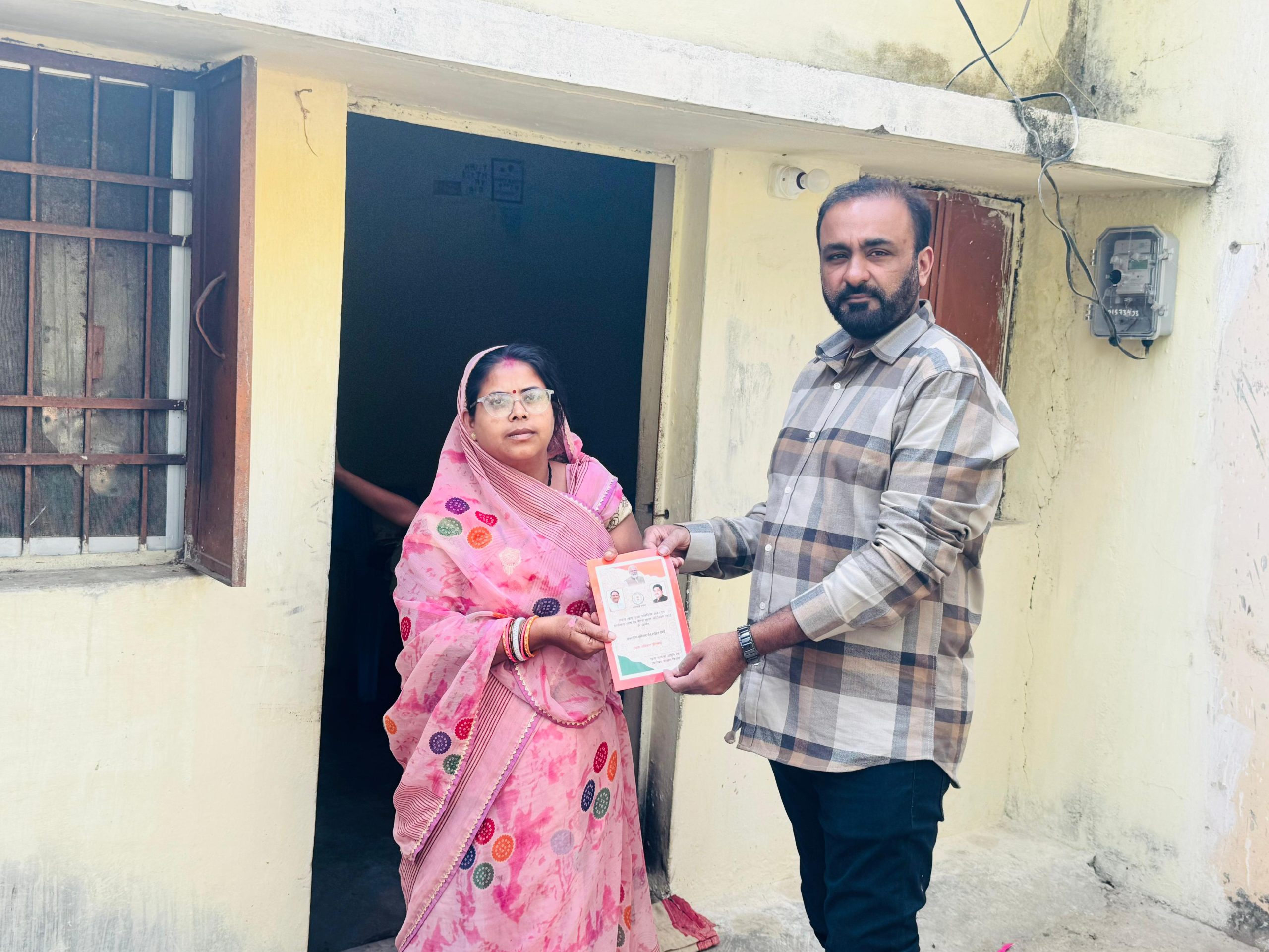 नए साल की शुरुआत नपा अध्यक्ष गफ्फू मेमन ने कुछ ऐसे किया,हितग्राही को घर पहुंच राशन कार्ड किया प्रदान,बोले:सुख,समृद्धि और खुशहाली लेकर आए नया वर्ष