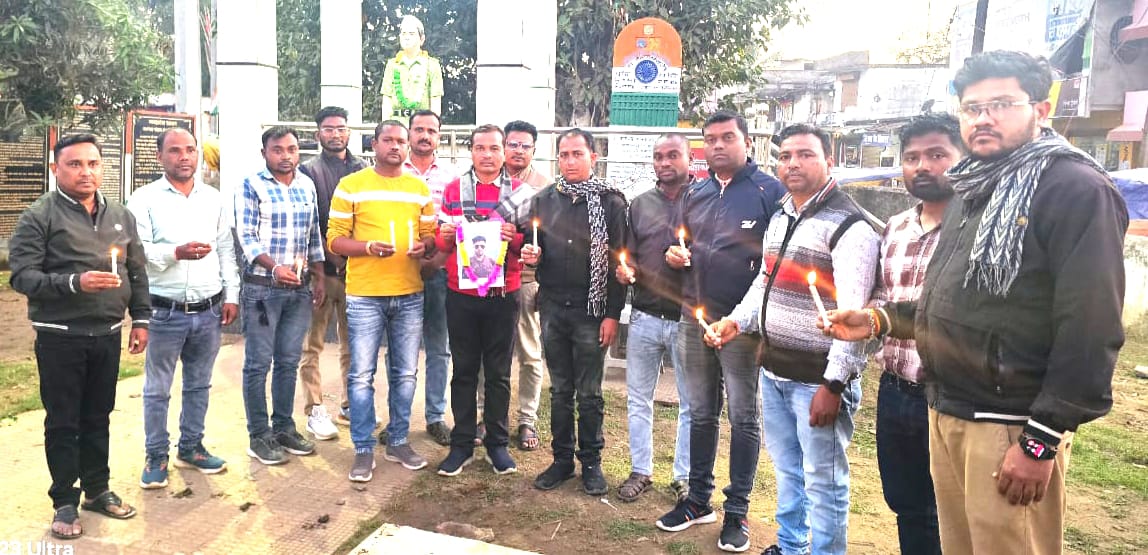देवभोग पत्रकारों ने केंडल मार्च निकाल कर मुकेश चंद्राकर को दी श्रद्धांजलि