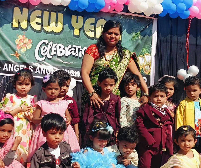 एंजेल एंग्लो हाई स्कूल में शिक्षकों ने बच्चों के साथ मनाया नववर्ष: विद्यालय में स्टूडेंट्स ने गीत- संगीत और खेल गतिविधियों के साथ नए साल का स्वागत किया