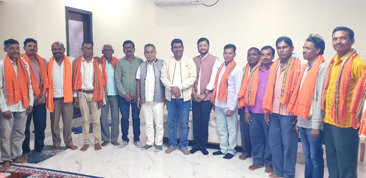 सैंकड़ों की संख्या में निषाद समाज विधायक रोहित साहू की उपस्थिति में लिए भाजपा प्रवेश सभी का माथे तिलक लगाकर किया गया स्वागत
