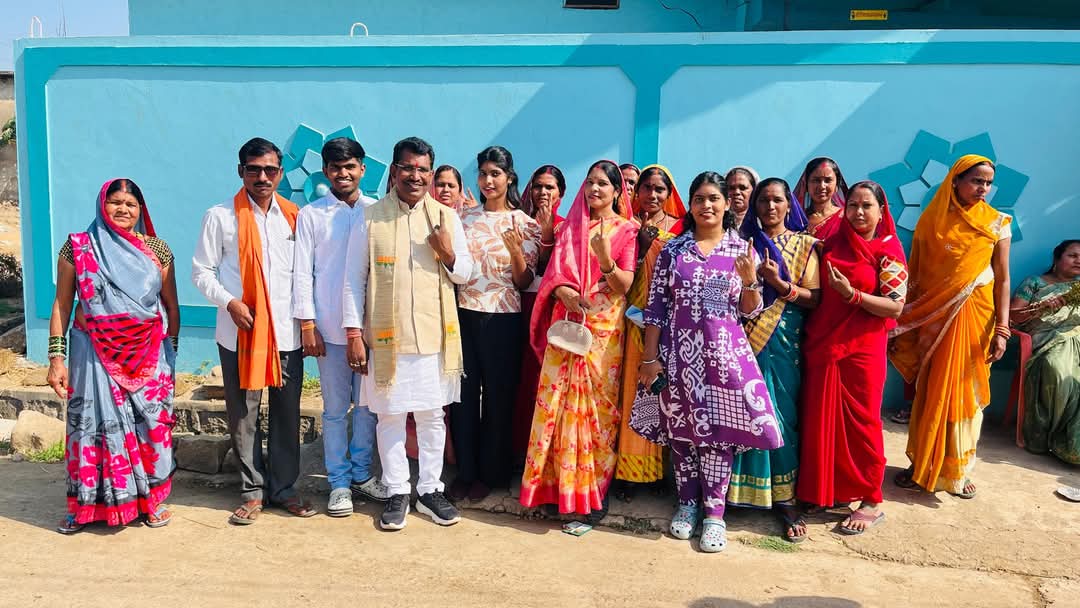 राजिम विधायक रोहित साहू ने गृह ग्राम पीपरछेड़ी में सपरिवार किया मतदान