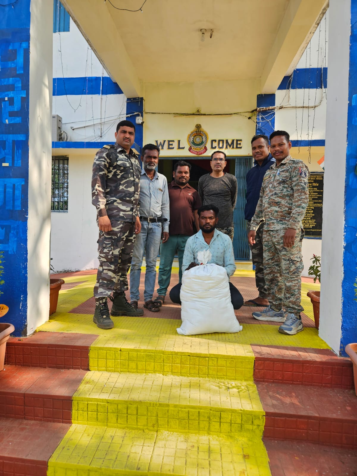 ओड़िसा प्रांत के 51 लीटर कच्ची महुआ डबल घोड़ा छाप पाउच के साथ आरोपी को किया गया गिरफ्तार ।