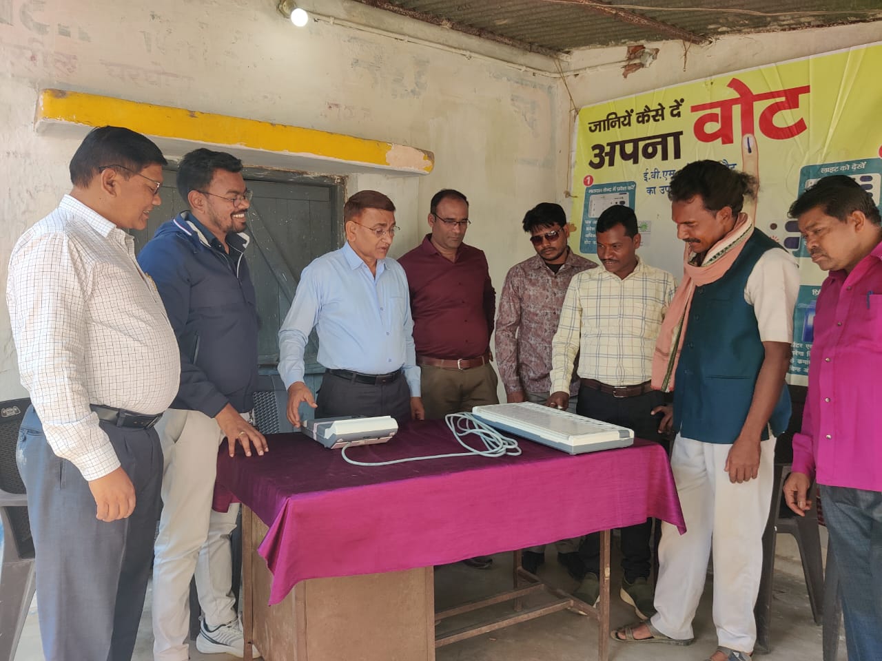 नगर पंचायत क्षेत्र में वोटिंग को लेकर जागरूकता अभियान , एसडीएम घरघोड़ा के निर्देश में नगर में सीखा रहे इवीएम मशीन से वोटिंग करना