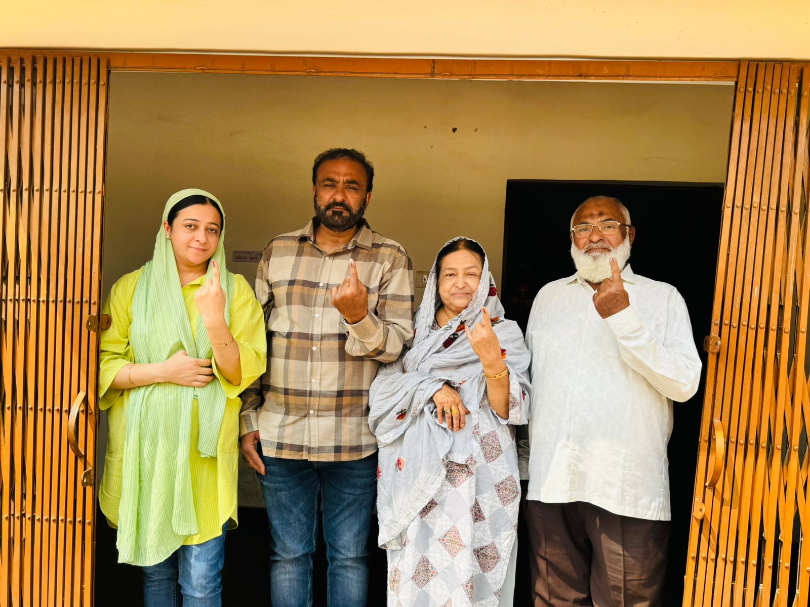 पूर्व नगर पालिका अध्यक्ष अब्दुल गफ्फार मेमन ने सह परिवार किया मतदान, लोकतंत्र को मजबूत करने मतदान करना जरूरी – गफ्फू मेमन