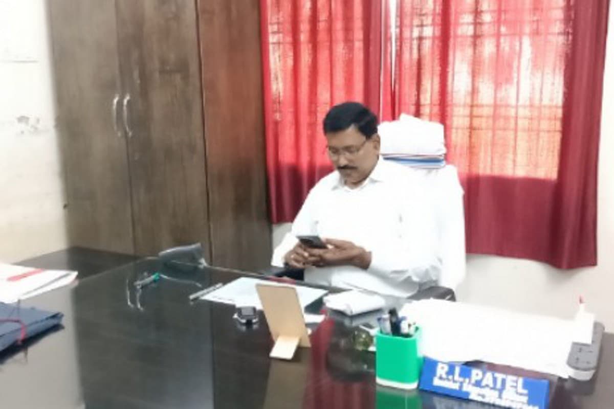 रिटायरमेंट से महज 14 दिन पहले रिश्वतखोरी में फंसे जिला शिक्षा अधिकारी, एसीबी ने रंगे हाथों दबोचा…